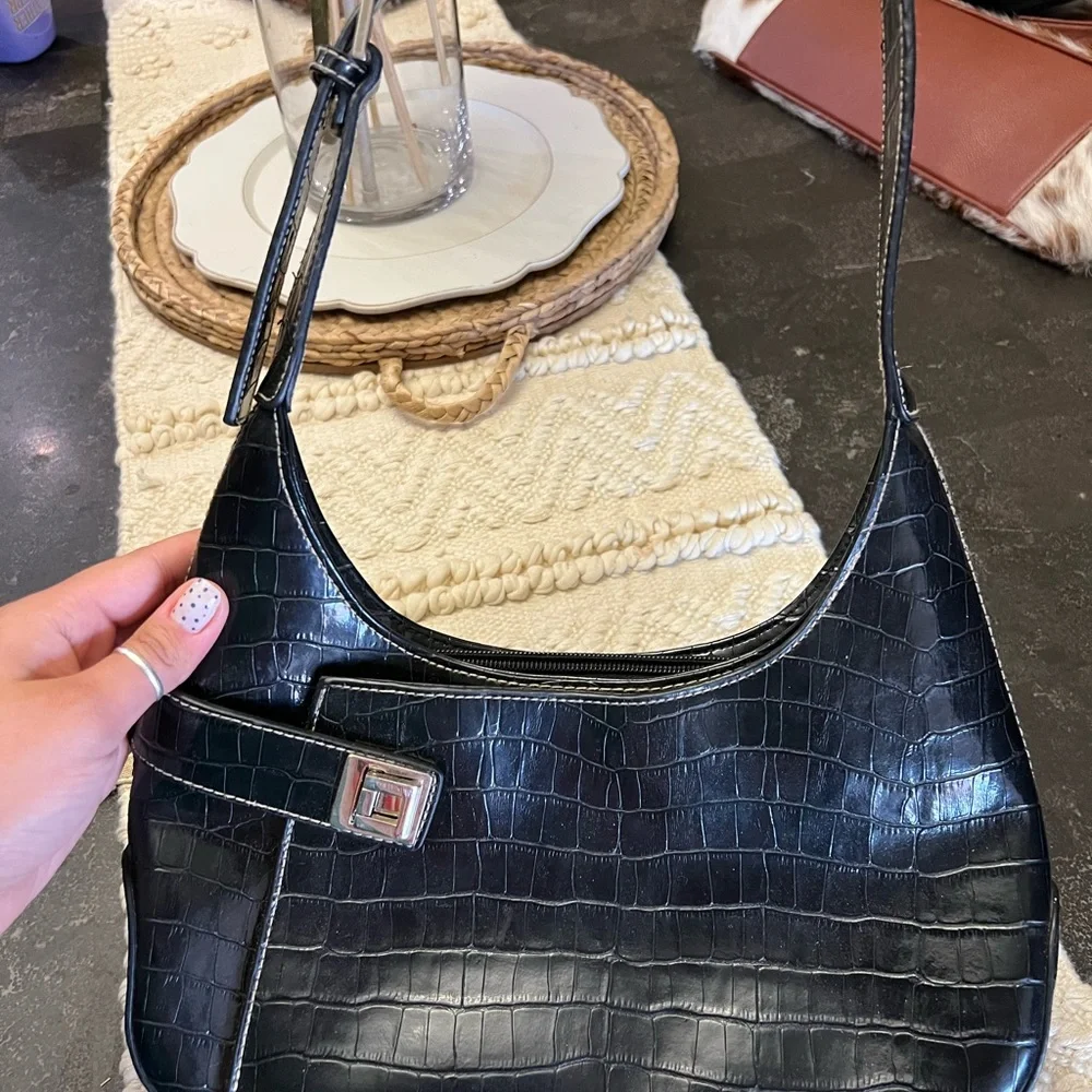 Elegant Black Croc-Embossed Shoulder Bag - Picture 1 of 4